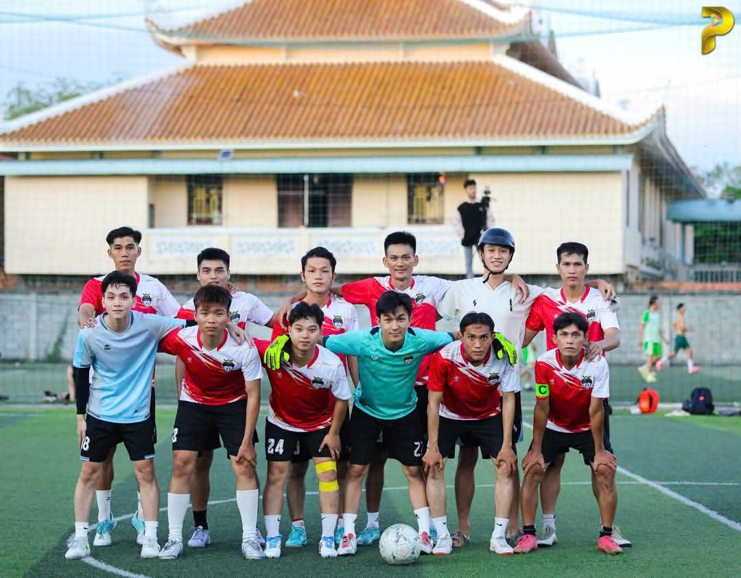 FC Anh Em mặc áo bóng đá màu đỏ chụp ảnh tập thể