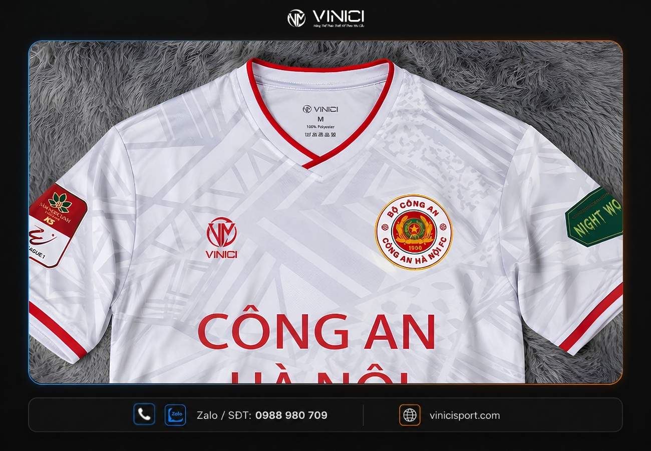 Chi tiết phần cổ áo, logo mặt trước