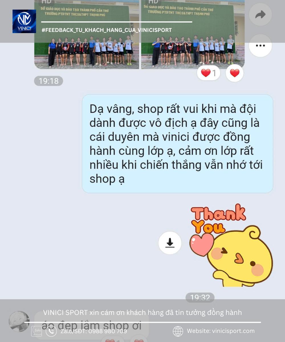 Đội bóng chuyền học sinh mặc đồng phục Vinici