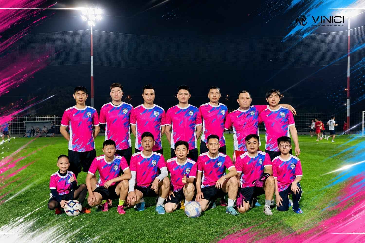 Đội bóng nam mặc mẫu thiết kế hồng xanh của Vinici
