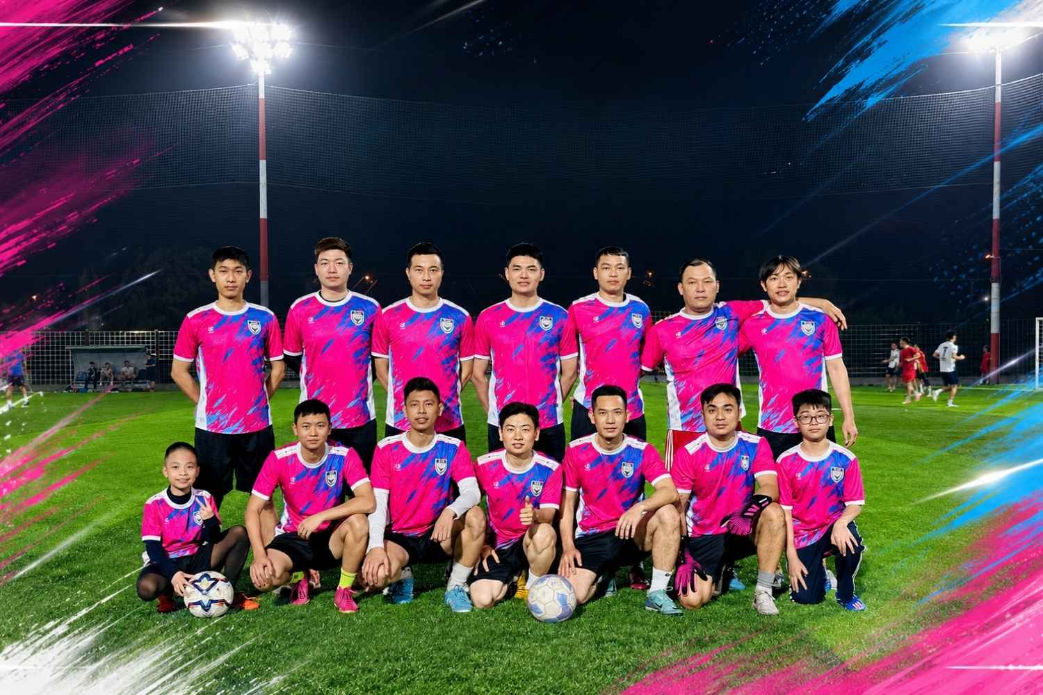 Đội bóng nam mặc mẫu thiết kế hồng xanh của Vinici