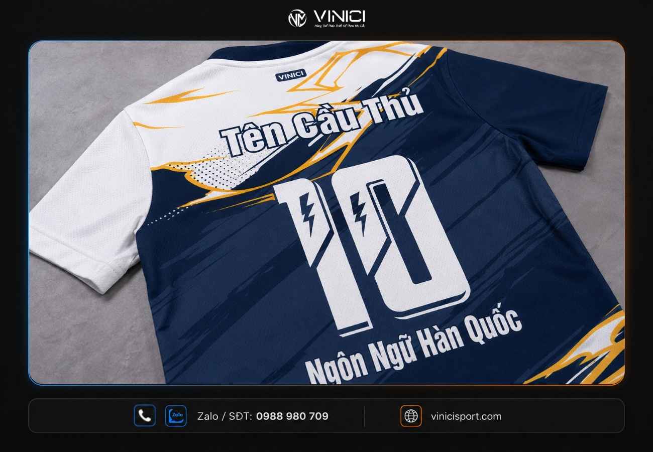 Mặt sau áo gồm tên cầu thủ, số và dòng Ngôn Ngữ Hàn Quốc