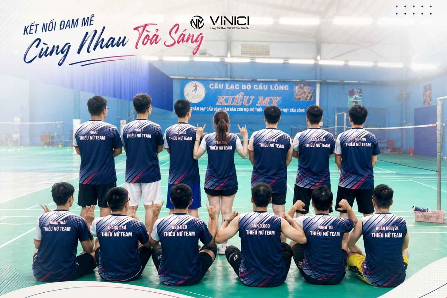 Đội cầu lông nữ mặc mẫu áo thiết kế Vinici