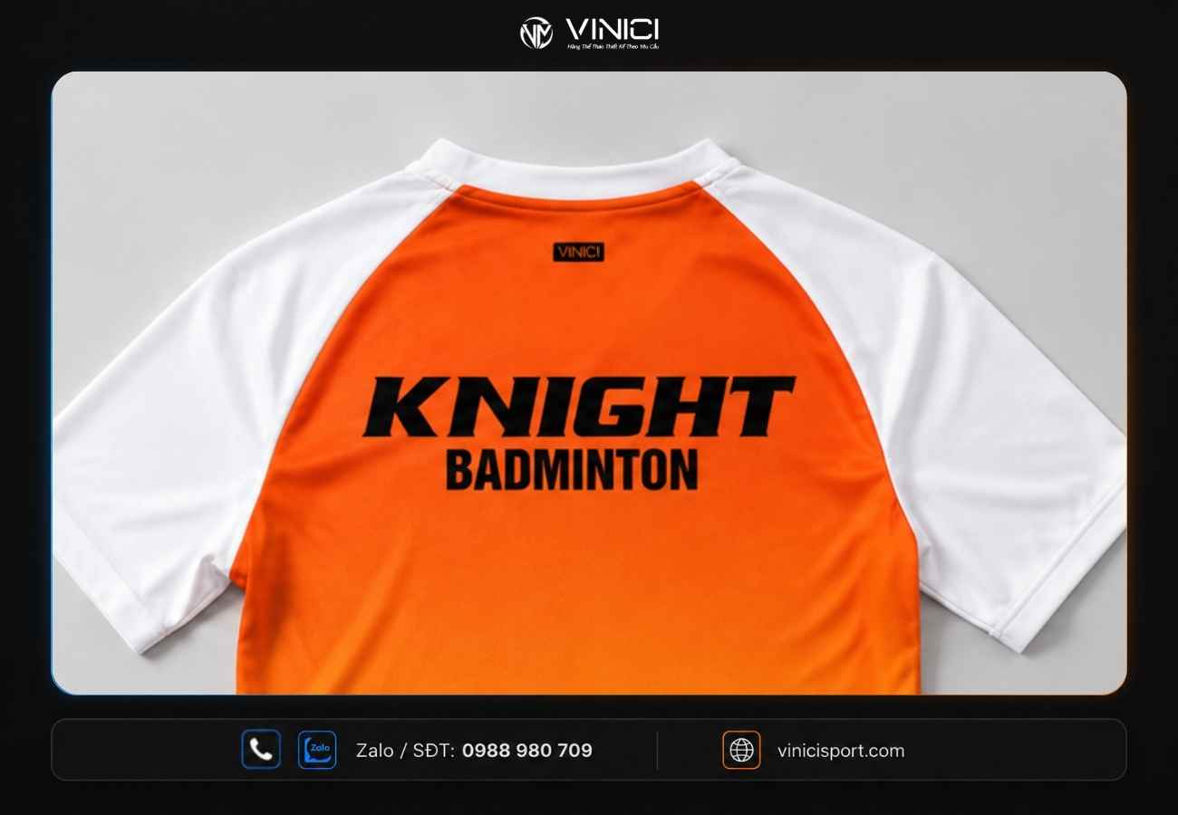 Phần sau áo được xử lý đơn giản hơn với dòng_ KNIGHT BADMINTON