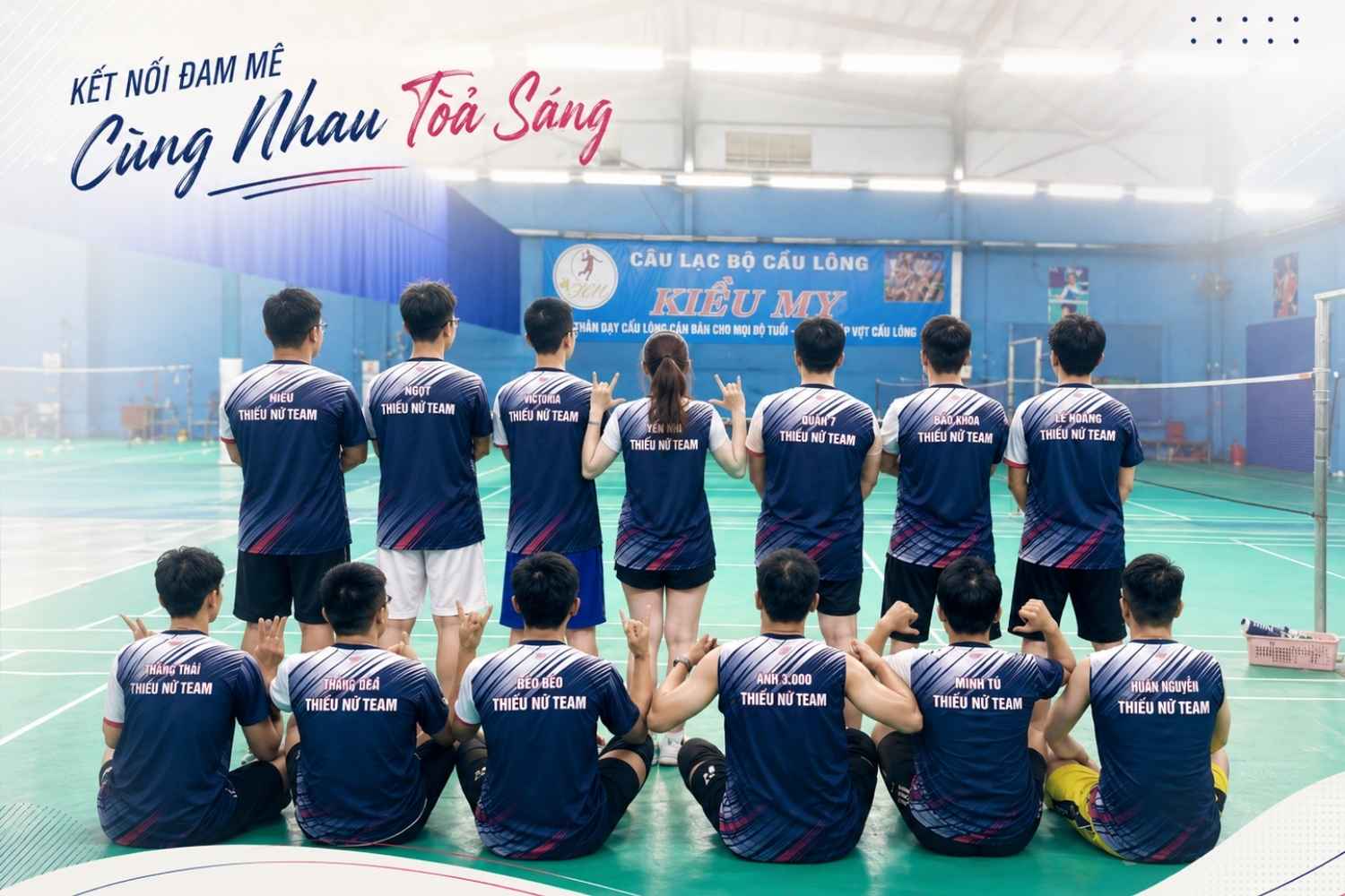 Nhóm cầu lông "THIẾU NỮ TEAM" mặc mẫu áo thiết kế Vinici