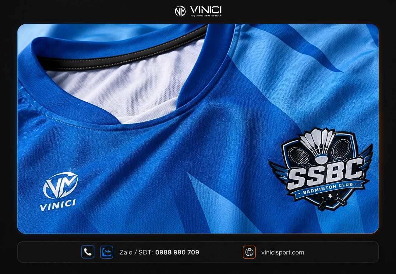 Cận cảnh logo SSBC và Vinici trên ngực áo cầu lông thiết kế